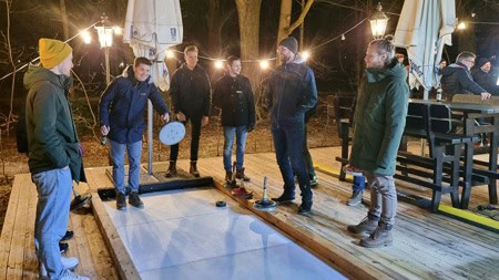 Die Teams von PROXORA überlegen jeweils die beste Platzierung ihres nächsten Stocks beim Eisstockschießen.