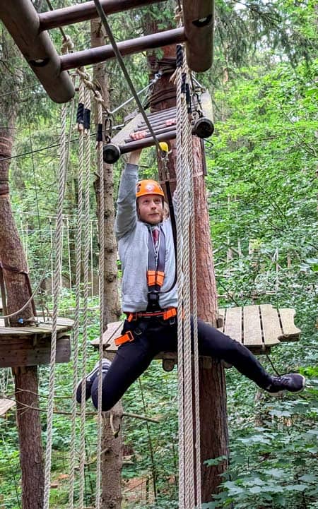 Mit viel Griffkraft hangelt sich ein PROXORA Teammitglied durch den Hochseilgarten.