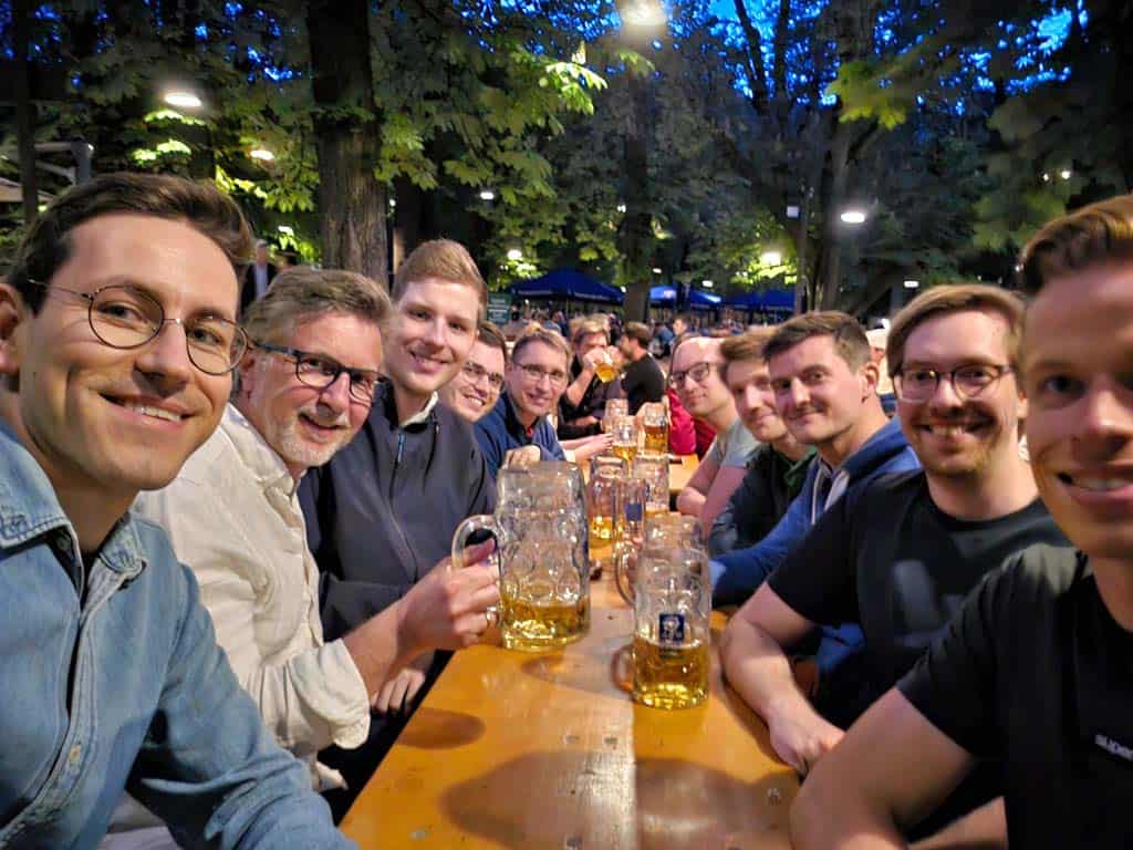 Nach dem PROXORA Event mit Minigolf gab es eine verdiente Abkühlung im Biergarten.