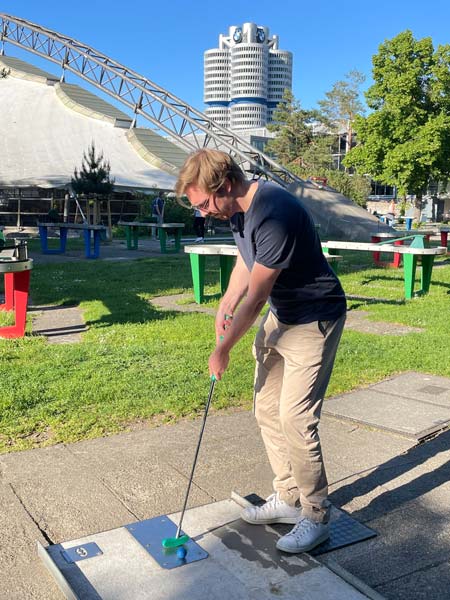 Konzentration beim PROXORA Team-Event Minigolf.