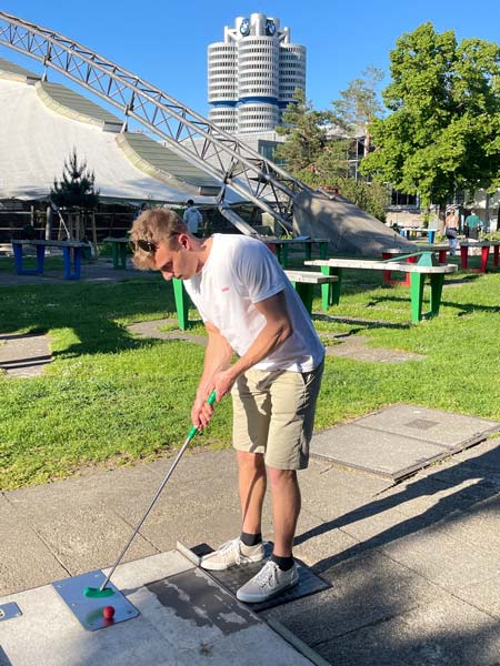 Bei jedem Schlag Geduld bewahren beim Minigolf-Event von PROXORA.