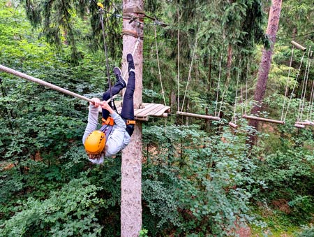 Adrenalin pur: Ein PROXORA Teammitglied klettert an einem Seil von einer Plattform zur nächsten.