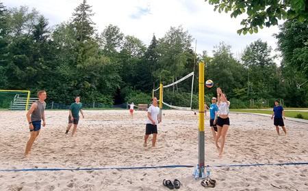 Sonnenliegen, See und Beach-Volleyball und Soccer-Court beim PROXORA Sommerfest 2024