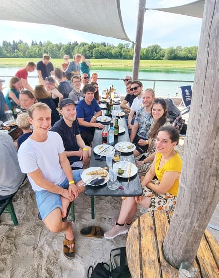 Das PROXORA Team sowie deren Lebenspartner und Kinder beim Sommerfest 2024.