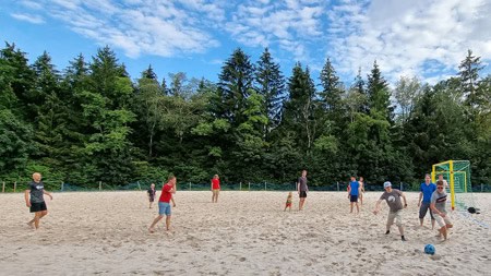 Abends wurde beim Sommerfest von PROXORA Fußball auf dem Beach-Soccer-Court gespielt.